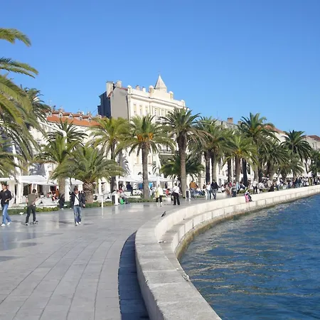 Comfortable In The Center Of * Split